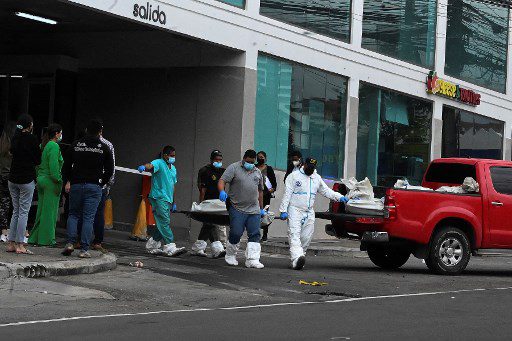 Miembros de Investigación Criminal y Policía Nacional trasladan un cadáver en la escena del crimen donde Said Lobo Bonilla, hijo del expresidente de Honduras (2010-2014) Porfirio Lobo Sosa, fue asesinado en Tegucigalpa el 14 de julio de 2022. 