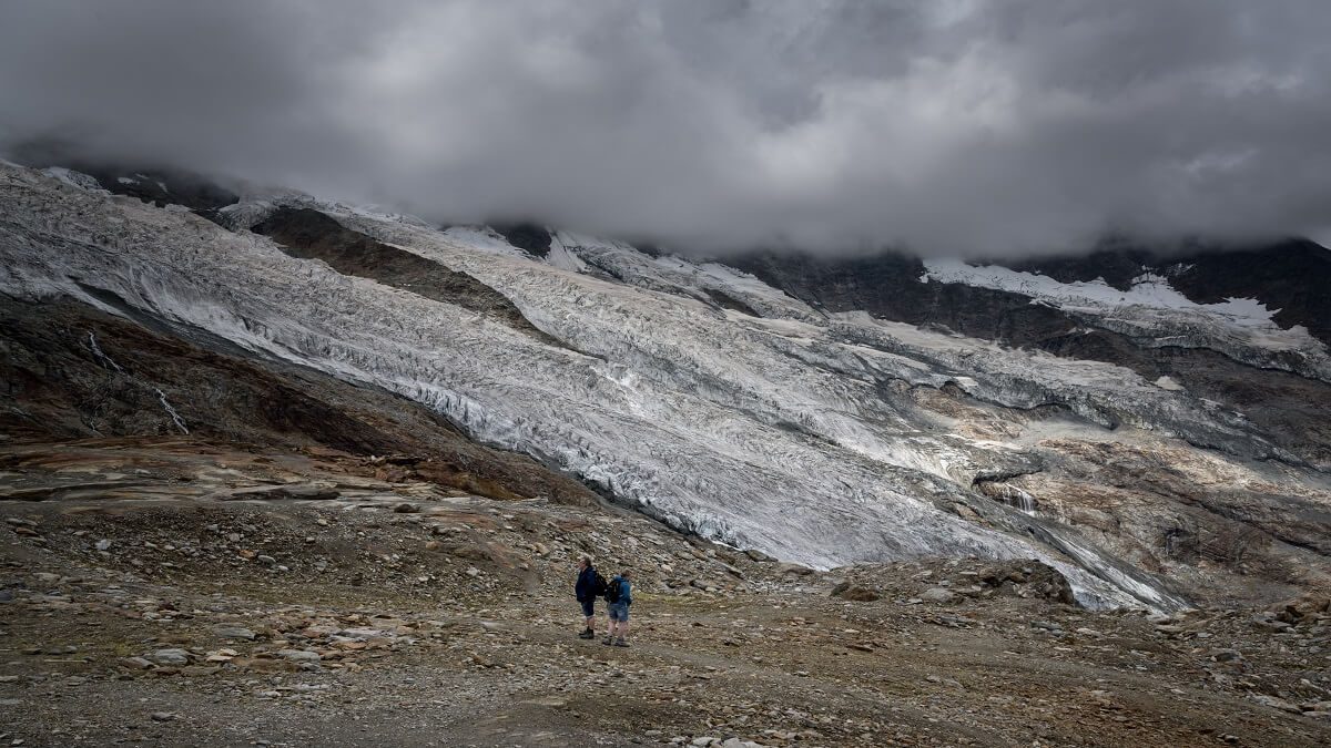 Los glaciares se derriten con la ola de calor en Europa y las rutas habituales para los turistas se tornan peligrosas. Foto AFP