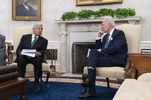 El presidente de los Estados Unidos, Joe Biden, recibe al presidente de México, Andrés Manuel López Obrador, en la Oficina Oval de la Casa Blanca el 12 de julio de 2022 en Washington, DC.