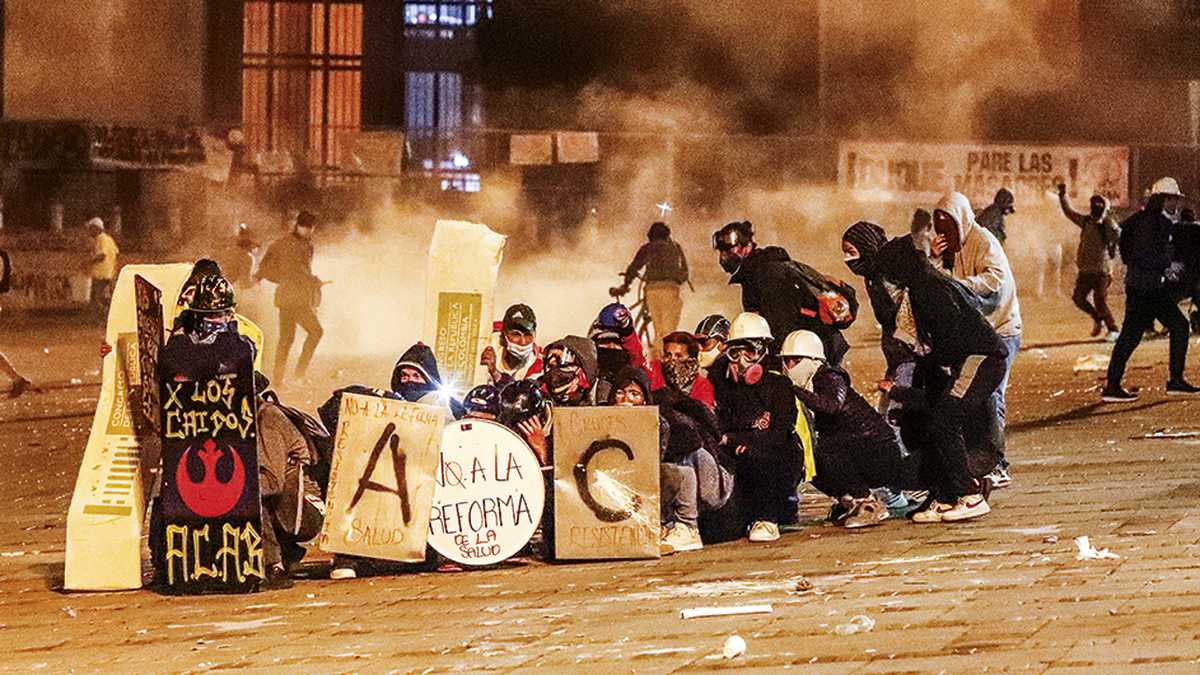 Niños atacaron a policías en disturbios cerca al portal de Las Américas de Bogotá (+ video)