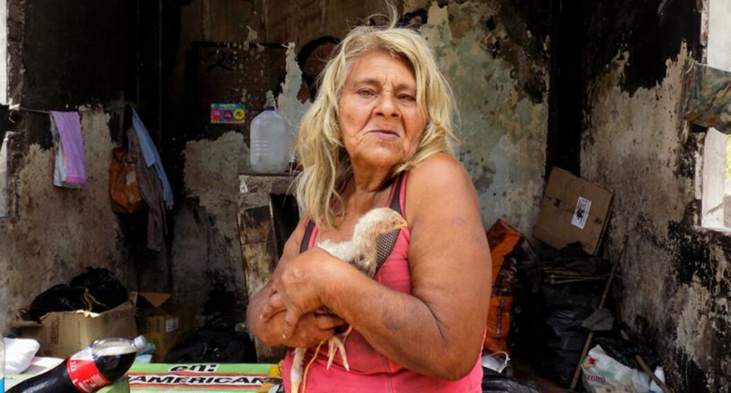 ¡VIVEN EN UN CEMENTERIO! Pareja de abuelos colombianos hacen vida entre tumbas