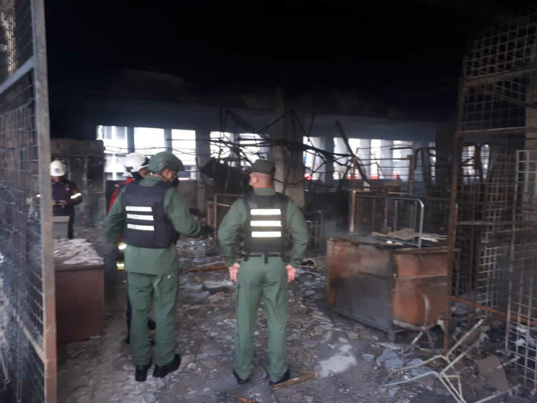 Según reportan las autoridades solo hubo pérdidas materiales en el incendio en Galerías Quinta Crespo. Foto cortesía