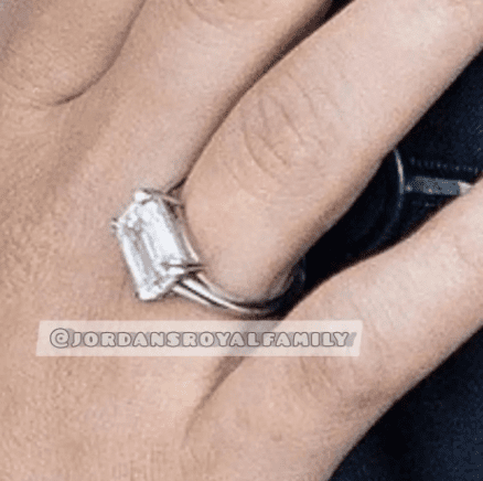 El anillo que recibió la princesa Imán. Foto Instagram