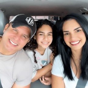 Yul Burkle con Scarlet Ortiz y Bárbara, la hija de ambos. Foto Instagram