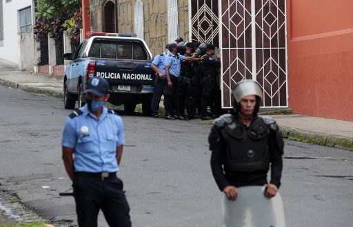 Policías y antidisturbios bloquean la entrada principal de la Curia Arzobispal de Matagalpa impidiendo la salida de Monseñor Rolando Álvarez, en Matagalpa, Nicaragua, el 4 de agosto de 2022.