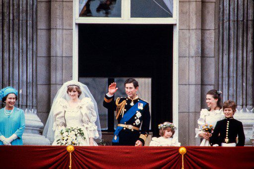 La familia real los acompañó en el balcón para el tradicional saludo. Foto AFP