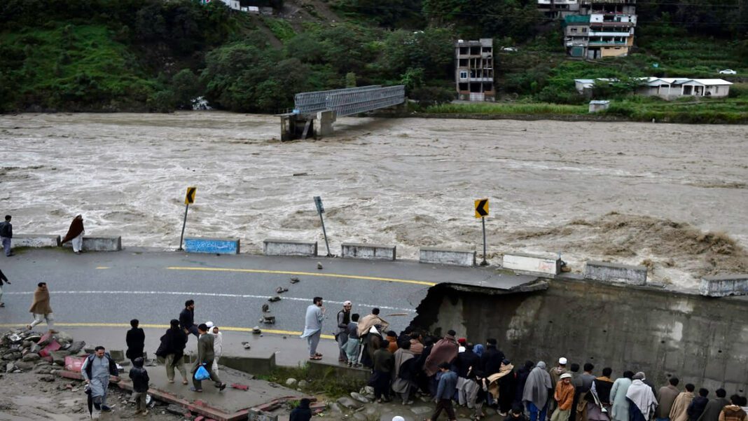 La crecida de los ríos ha provocado millones de desplazados. Foto AFP