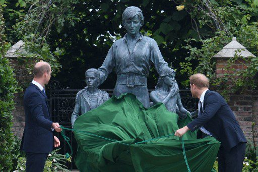 Hace un año William y Harry encabezaron el homenaje a su madre con esta estatua. Foto AFP