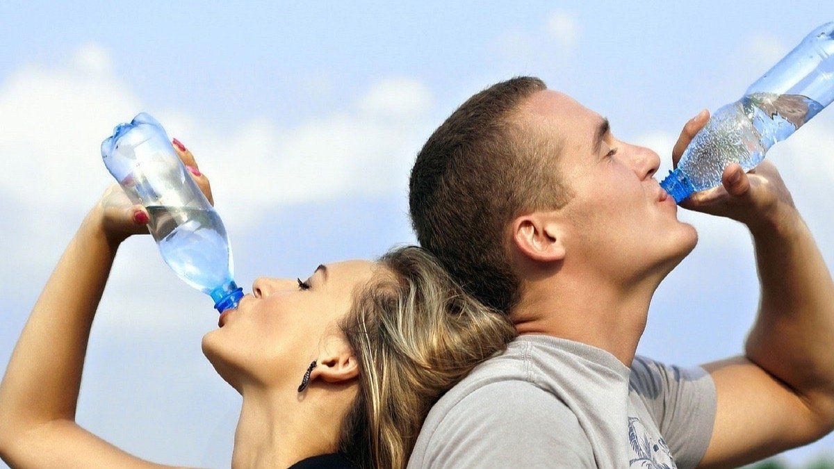 Te contamos cuáles son las señales de alarma que indican que debes beber más agua