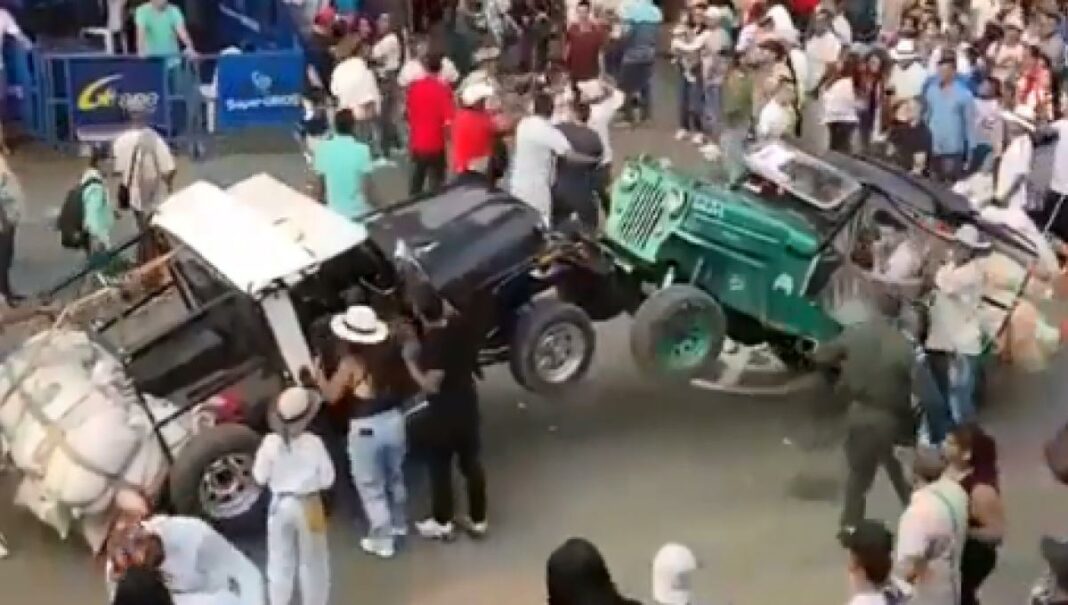 FUERTE PELEA: puñetazos, patadas, choques entre carros; así terminaron las fiestas de Calima del Darién (+ video)