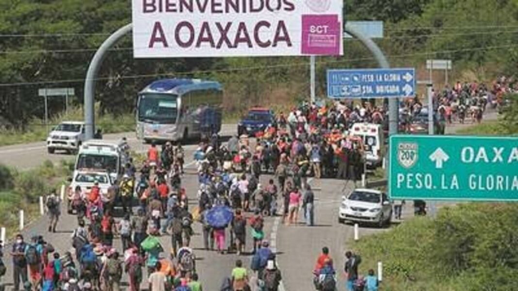 La nueva caravana de migrantes lleva a decenas de mujeres y niños a la vanguardia: Foto referebcial