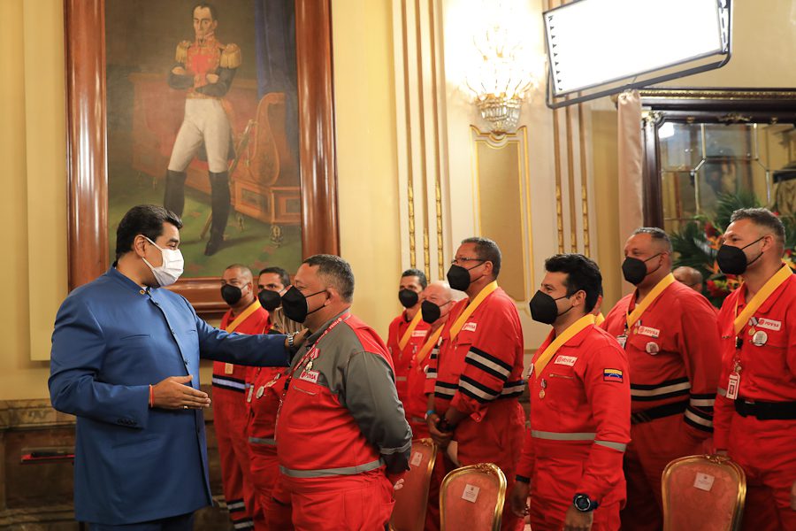 Maduro condecora a bomberos venezolanos