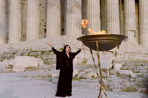 Irene Papas recitó un poema en la Acrópolis para activar la llama de los Juegos Olímpicos de 1992. Foto AFP