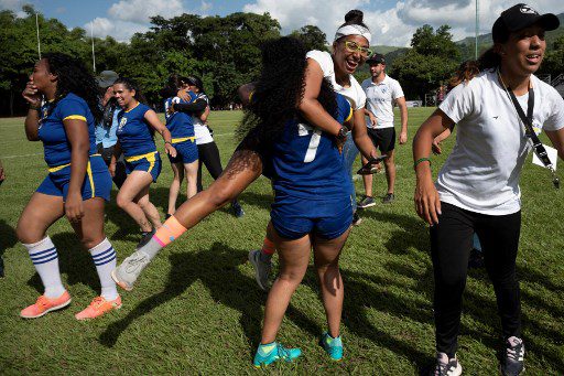 Reclusas integrantes del equipo del Instituto Nacional de Orientación Femenina (INOF), celebran tras ganar la final del Torneo Penitenciario de Rugby.
