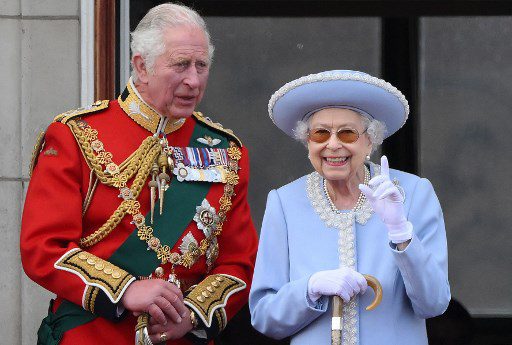 Carlos fue al palacio para estar con la reina. Foto AFP