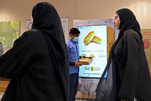 Con el aumento del costo de vida, se introdujeron distribuidores de pan caliente gratis para los pobres en Dubái, un rico país del Golfo. emirato donde los millonarios que viven estilos de vida lujosos se codean con inmigrantes trabajadores.