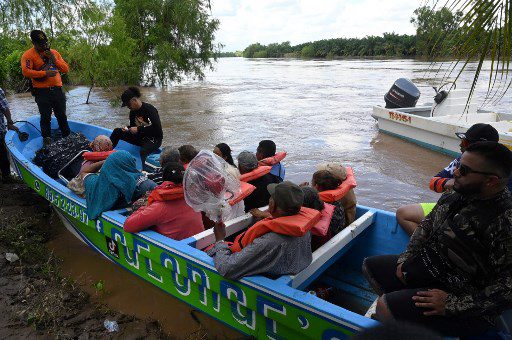 Voluntarios rescatan a habitantes de El Progreso, Honduras, tras desbordamiento del río Ulúa el 25 de septiembre de 2022.