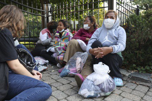Las imágenes de los migrantes venezolanos en las adyacencias de la casa de la vicepresidenta de EE.UU. le dieron la vuelta al mundo en segundos
