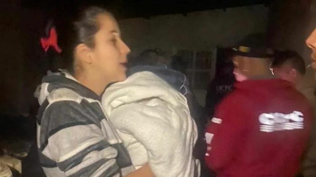 El director del CICPC, Douglas Rico, divulgó en redes sociales fotografías de funcionarios de ese organismo junto a las 16 personas buscadas, entre ellas las de una mujer con un bebé en brazos. 
