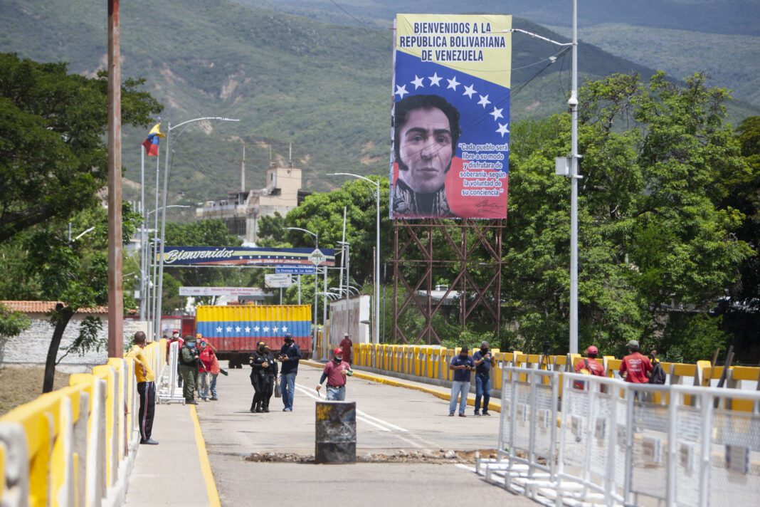 Hacen mantenimiento al puente fronterizo entre Colombia y Venezuela