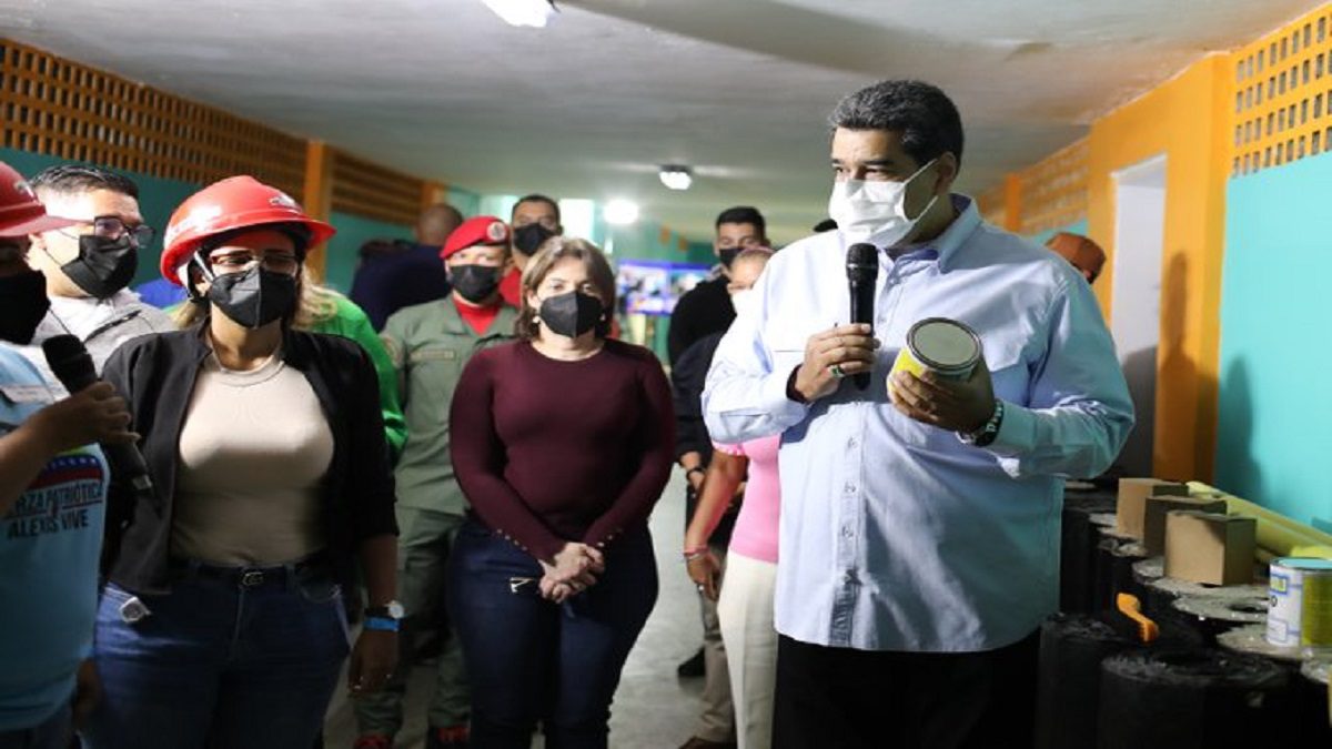 Maduro asegura que las escuelas se están reparando. Foto cortesía