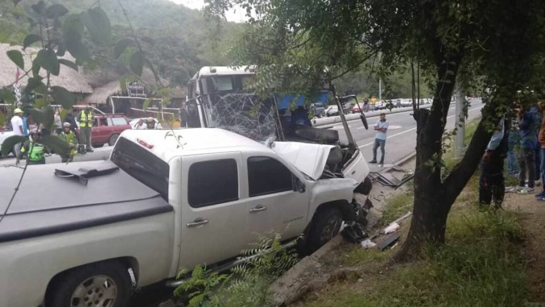 Aparatoso accidente por autobús que saltó la isla en la Caracas - La Guaira. F