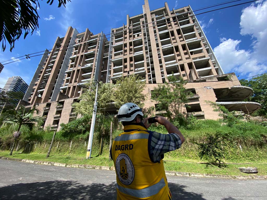 ¡EVACUACIÓN URGENTE! Medellín en alerta porque edificio Continental Towers está torcido y al colapsar
