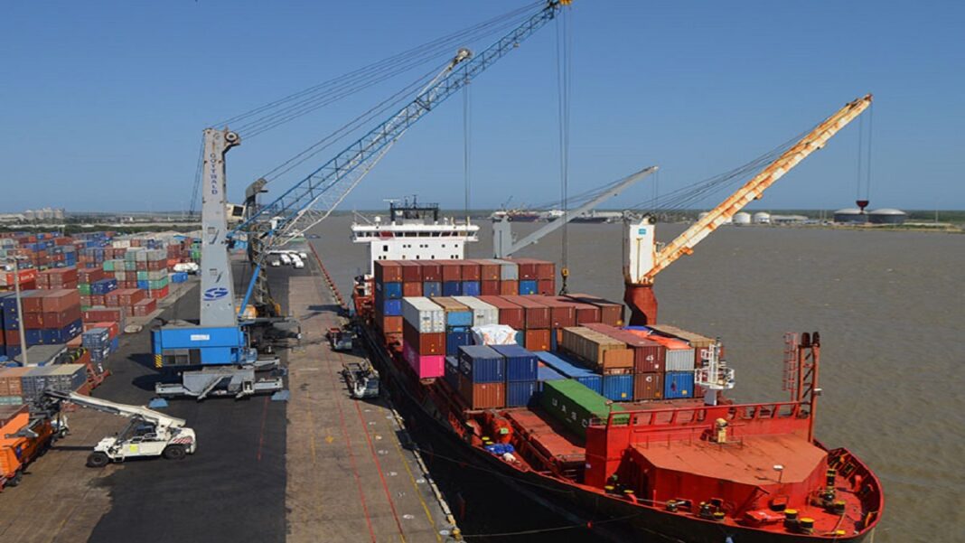 el barco con la urea venezolana llegará al puerto de Barranquilla. Foto referencial