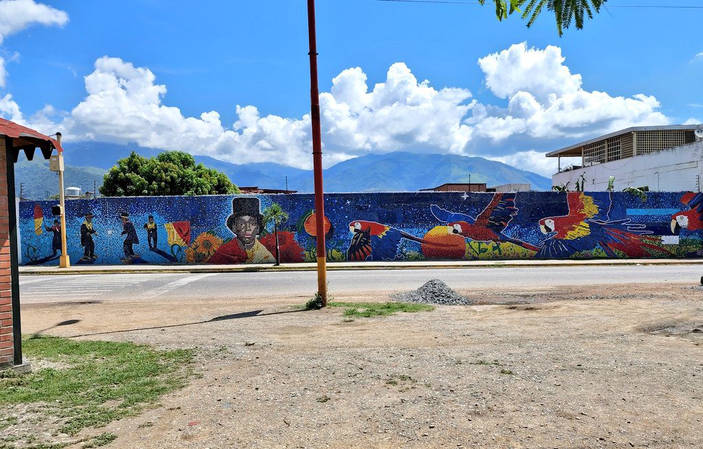 Oscar Olivares termina gran mural de tapas recicladas en Guatire