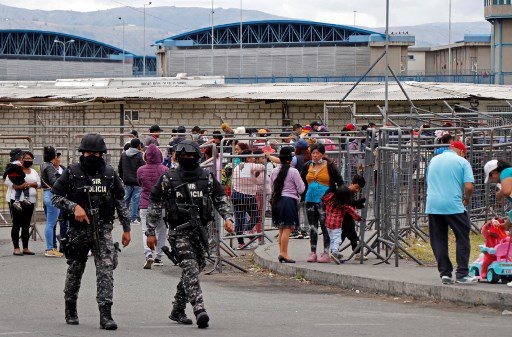 Miembros del Grupo de Intervención y Rescate (GIR) de la Policía de Ecuador caminan afuera de la prisión Regional Sierra Centro Norte Cotopaxi luego de que se reportaron nuevos enfrentamientos entre presos, en Latacunga, Ecuador.