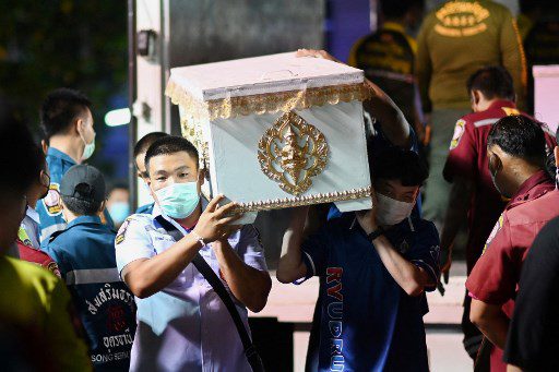 El personal de rescate lleva el ataúd de una víctima en la morgue del hospital en Udon Thani el 6 de octubre de 2022 luego de un tiroteo masivo en una guardería por parte de un ex policía.