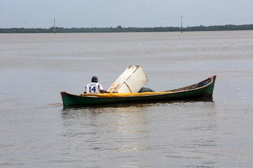 Un pescador rema en su canoa para ponerse a salvo antes de la llegada de la tormenta tropical Julia al puerto de Bluefields, Nicaragua, el 8 de octubre de 2022.