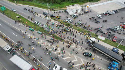 Vista aérea que muestra a los partidarios del presidente Jair Bolsonaro, en su mayoría camioneros, bloqueando la carretera BR-101 en Palhoca, en la región metropolitana de Florianópolis, estado de Santa Catarina, Brasil.