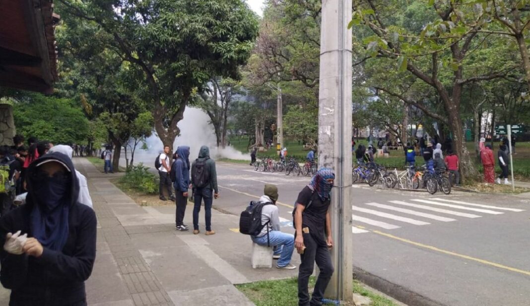 Encapuchados bloquean Autopista en Medellín (+ video)
