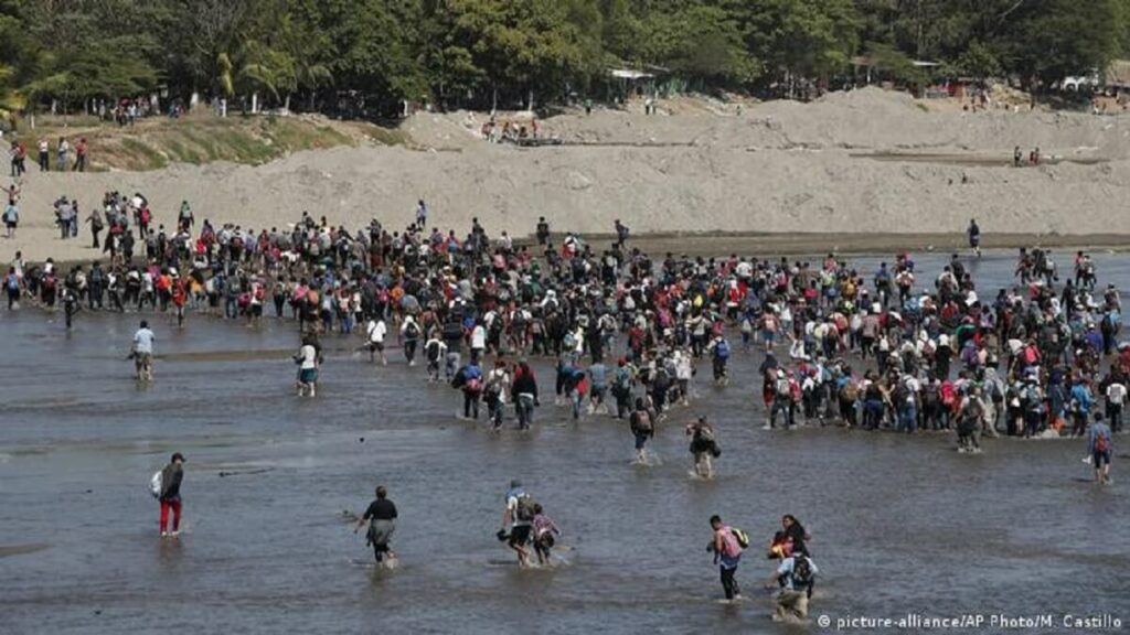 Miles de migrantes venezolanos cruzan el río Suchiate. Foto cortesía