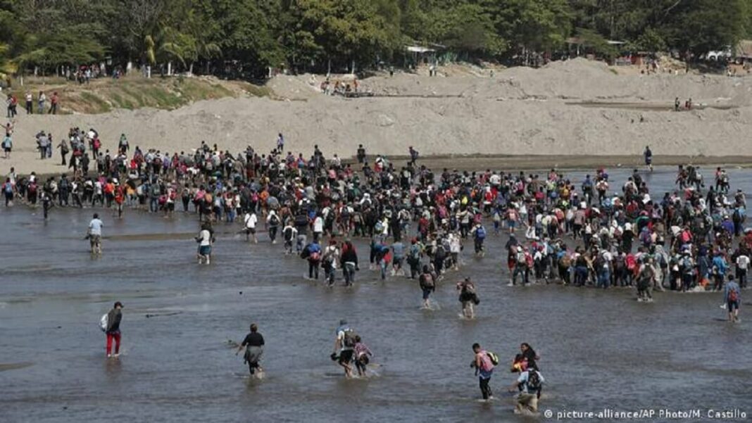 Miles de migrantes cruzan el río Suchiate. Foto cortesía