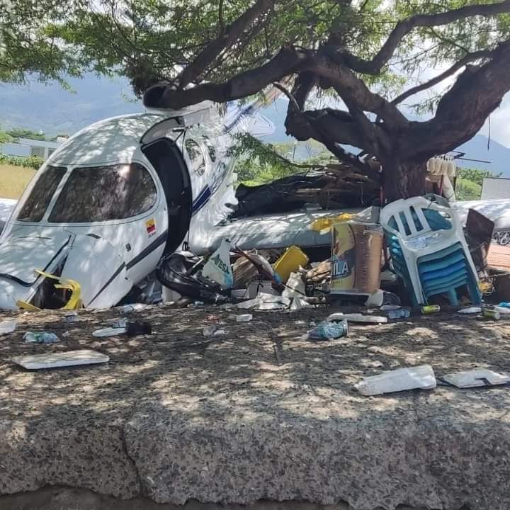 FATAL ACCIDENTE (niño muerto y varios heridos) Avión se salió de la pista en el aeropuerto de Santa Marta y se estrelló en la playa