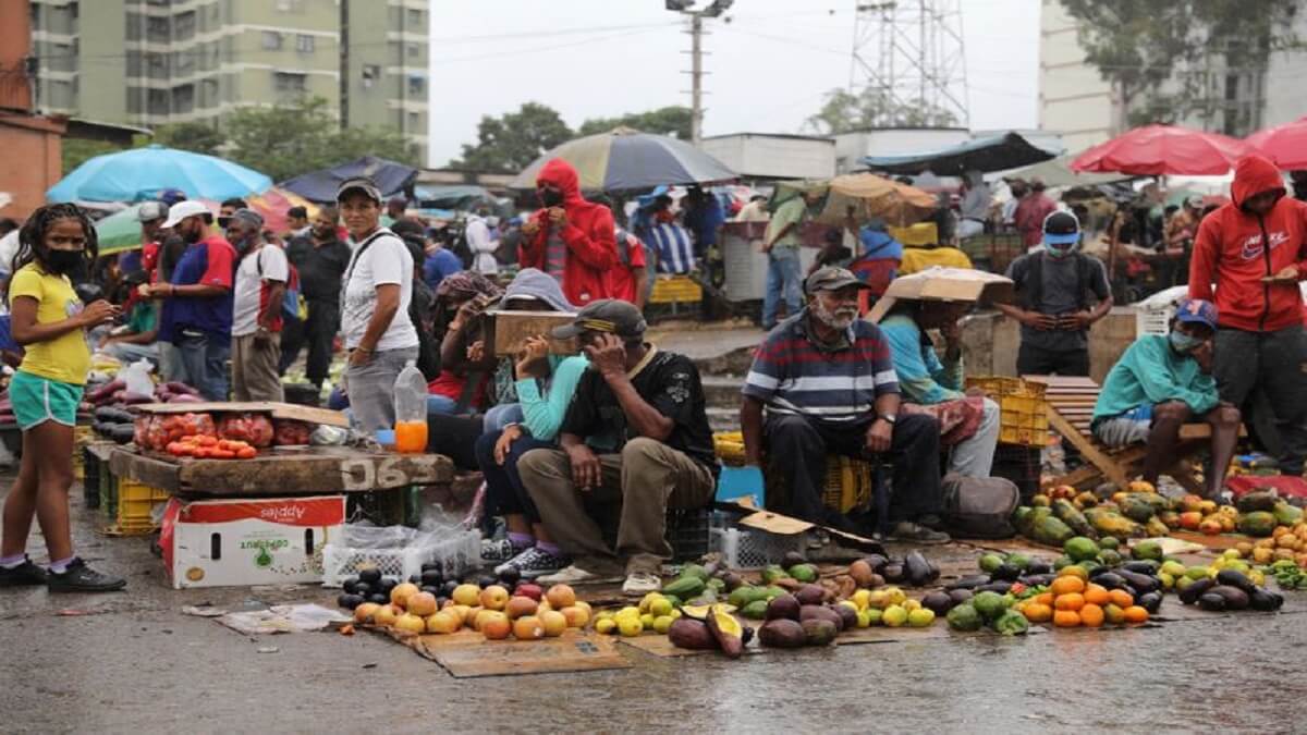 A los venezolanos cada vez se les hace mas difícil comprar alimentos. Foto referencial