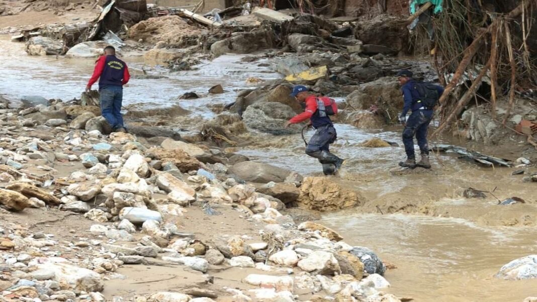 Funcionarios de organismos de rescate siguen buscando víctimas del deslave en Las Tejerías. Foto cortesía