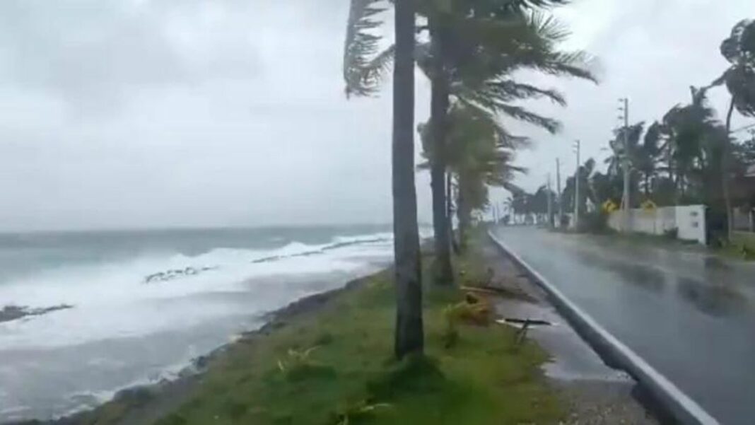 El ciclón avanza a una velocidad cercana de 30 km por hora con vientos sostenidos de 93 kilómetros por hora hacia San Andrés.