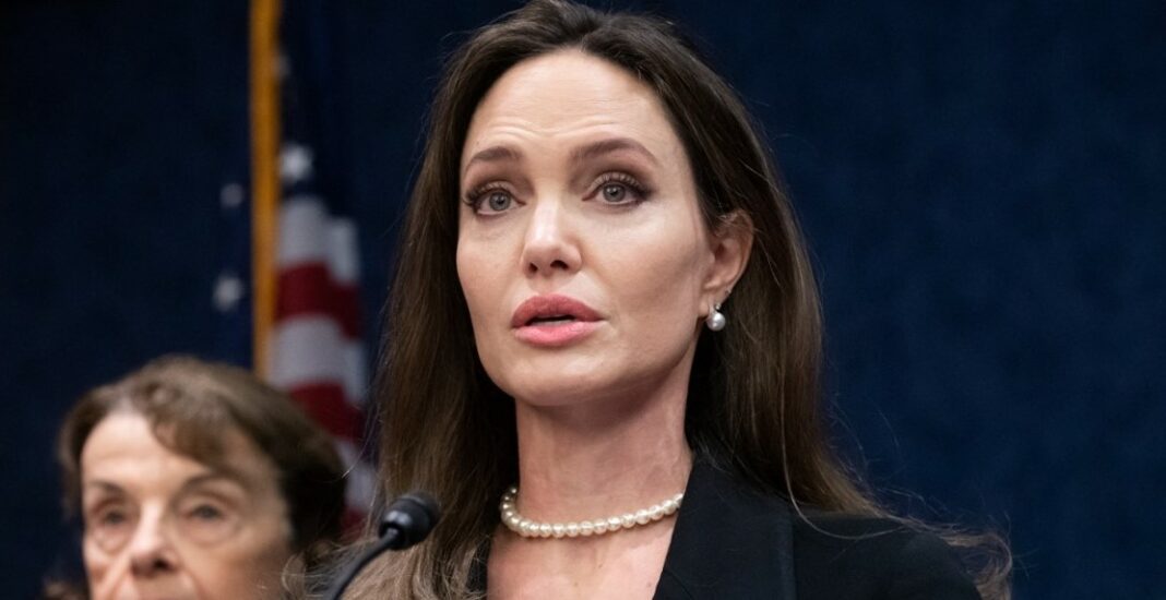 Angelina Jolie detalla supuestas agresiones de Brad Pitt