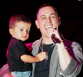 Víctor Drija con su hijo. Foto Instagram