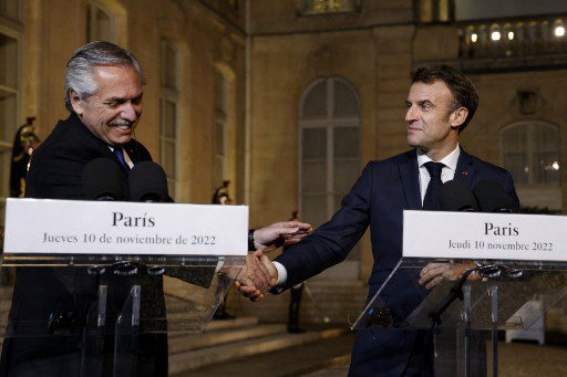 El presidente de Argentina, Alberto Fernández (izq.), y el presidente de Francia, Emmanuel Macron, se dan la mano mientras pronuncian una declaración conjunta antes de una reunión en el palacio del Elíseo como parte del Foro de Paz de París, en París, el 10 de noviembre de 2022.