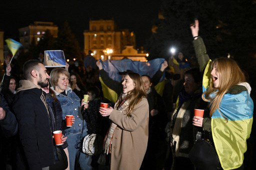 La gente se reunió en la Plaza Maidan para celebrar la liberación de Kherson, en Kyiv, el 11 de noviembre de 2022, en medio de la invasión rusa de Ucrania. - El presidente de Ucrania, Volodymyr Zelensky, dijo el 11 de noviembre que Kherson era 