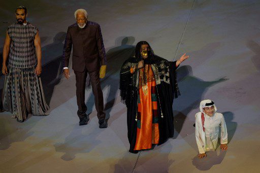 Morgan Freeman la cantante catarí Dana al-Fardan, y el YouTuber catarí Ghanim al Muftah participaron en la ceremonia inaugural del Mundial. Foto AFP