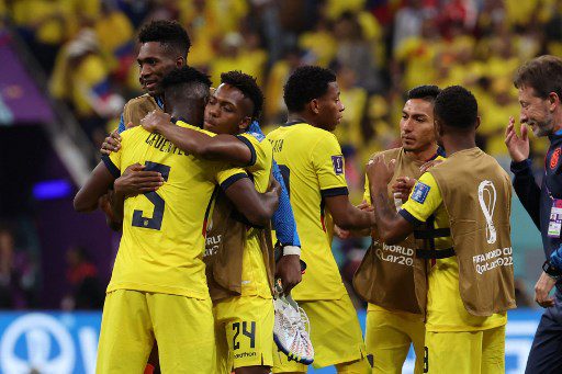 Los jugadores de Ecuador celebran después de ganar el partido de fútbol del Grupo A de la Copa Mundial de Qatar 2022 contra Qatar en el estadio Al-Bayt en Al Khor, al norte de Doha, el 20 de noviembre de 2022.