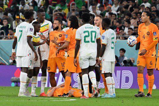 El mediocampista holandés #14 Davy Klaassen yace en el campo después de chocar con un jugador durante el partido de fútbol del Grupo A de la Copa Mundial Qatar 2022 entre Senegal y Holanda en el Estadio Al-Thumama en Doha el 21 de noviembre de 2022.