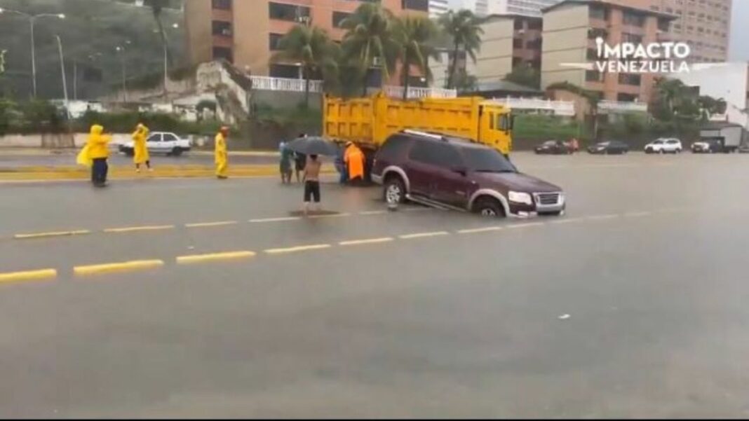 Un carro quedó atrapado en una de las principales vía de La Guaira