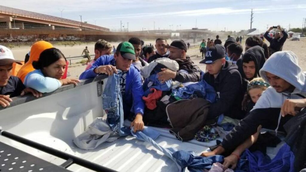 La policía comunitaria  donó ropa a los migrantes venezolanos. 