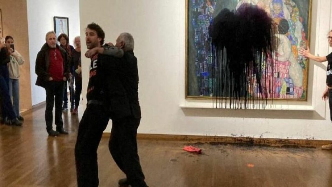 Es la segunda vez en un mes que activistas medioambientales atentan contra obras de arte. Foto AFP